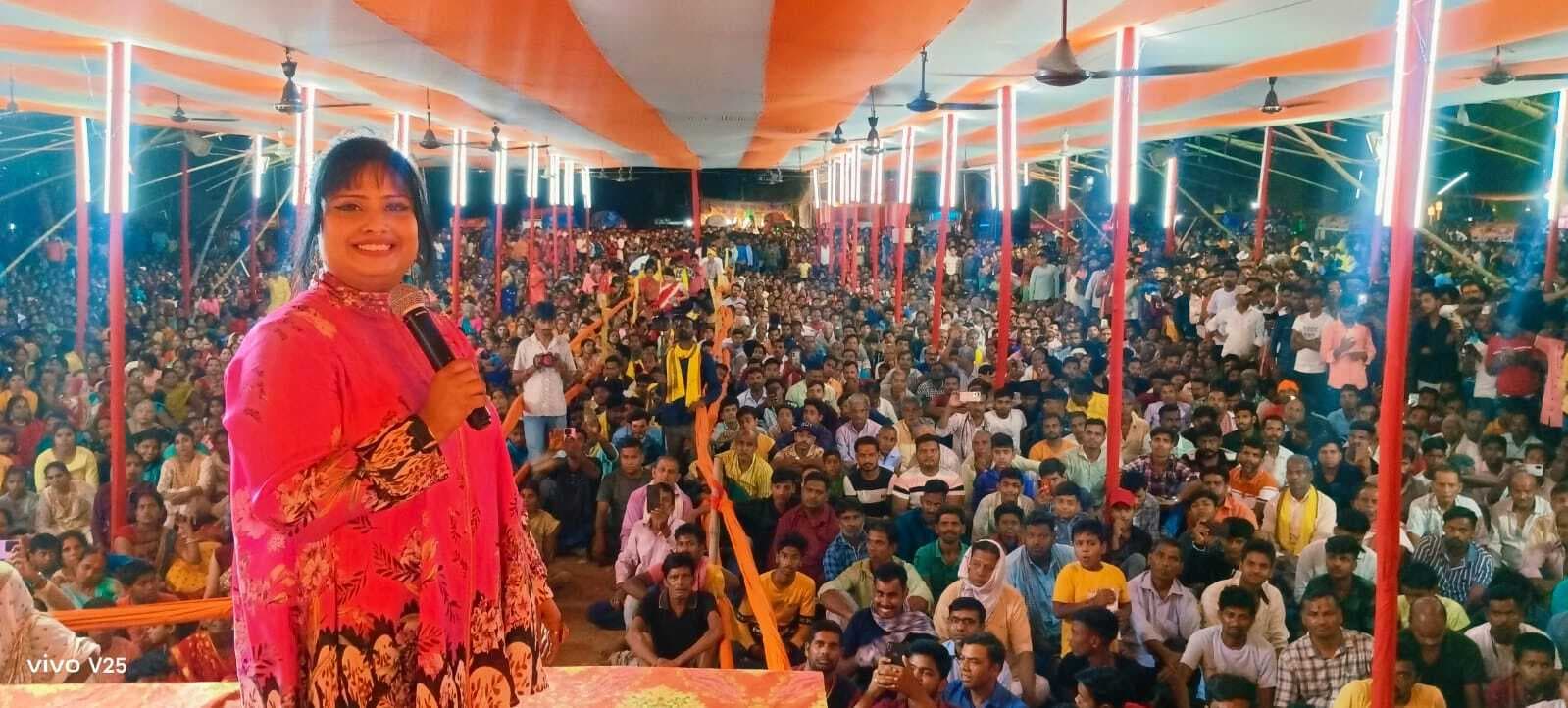 पाथरोल काली मंदिर में गायिका देवी के भजनों पर देर रात तक झूमे लोग, तालियों से गूंजे पंडाल