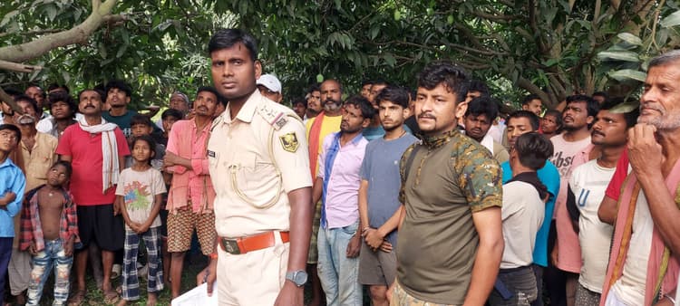 आम के बगीचा में पेड़ से लटका मिला नेपाली युवक का शव