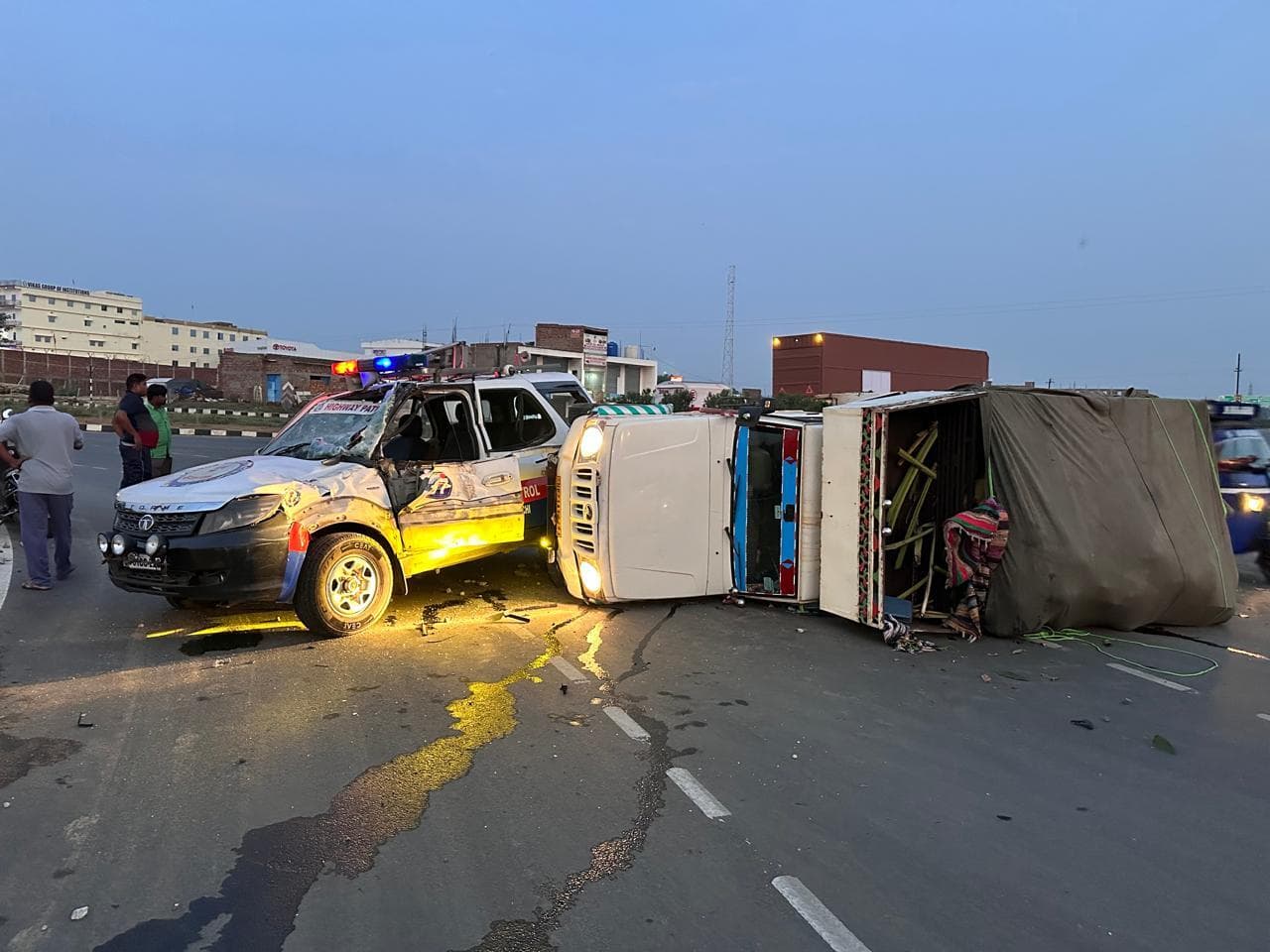 पीसीआर से टकराया पिकअप, महिला आरक्षी समेत कई घायल