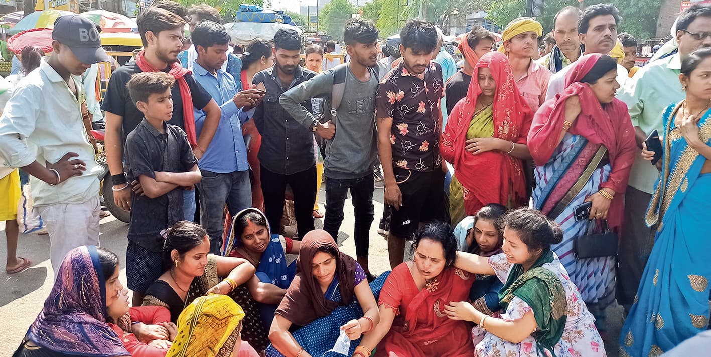 फीडर में करेंट से मानव बल की मौत, सड़क जाम