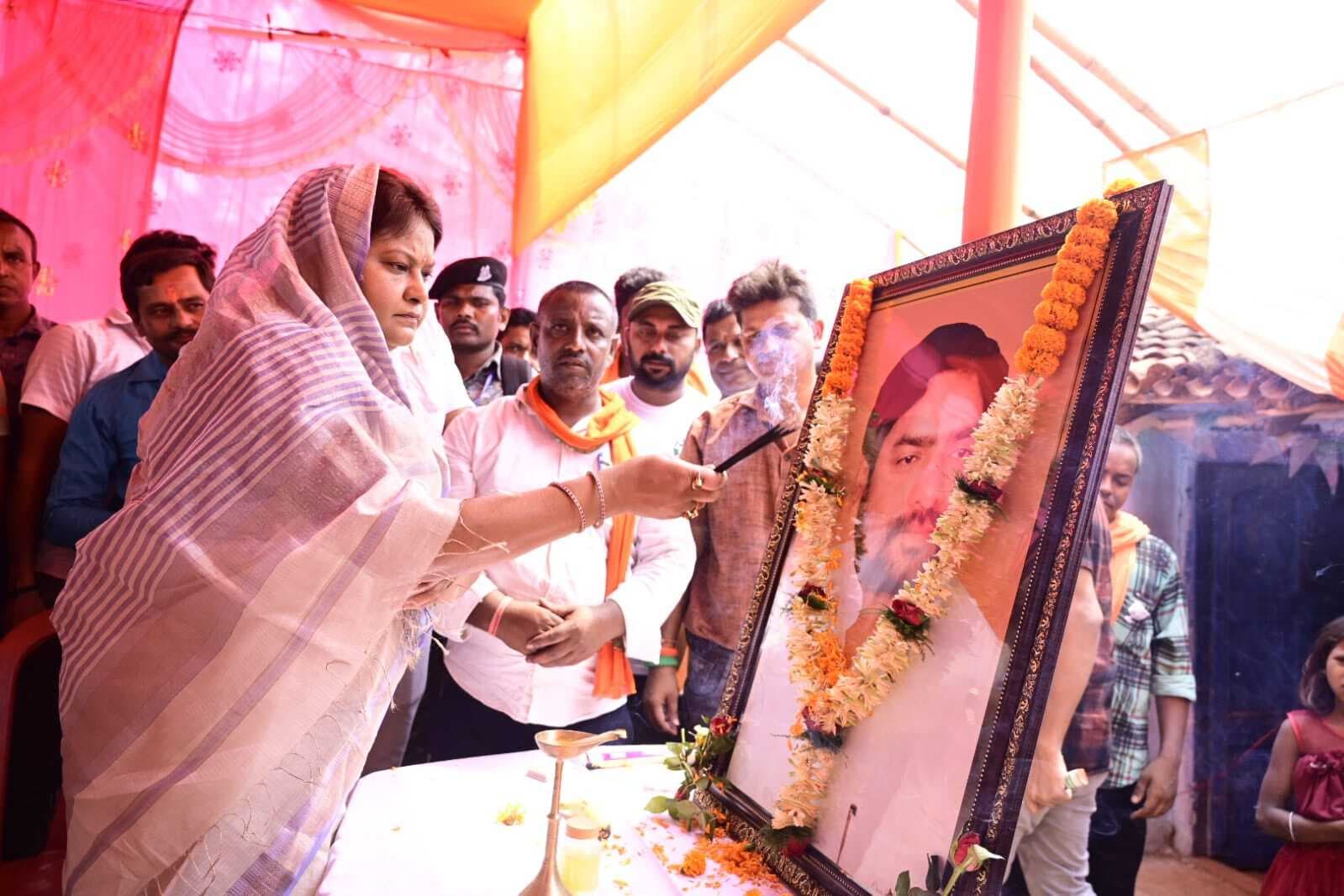 भाजपाइयों ने पूर्व विधायक दुर्गा सोरेन की 14 वीं पुण्यतिथि मनायी