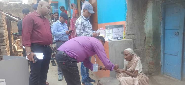बुजुर्गों व दिव्यांग मतदाताओं ने अपने घर पर किया मतदान