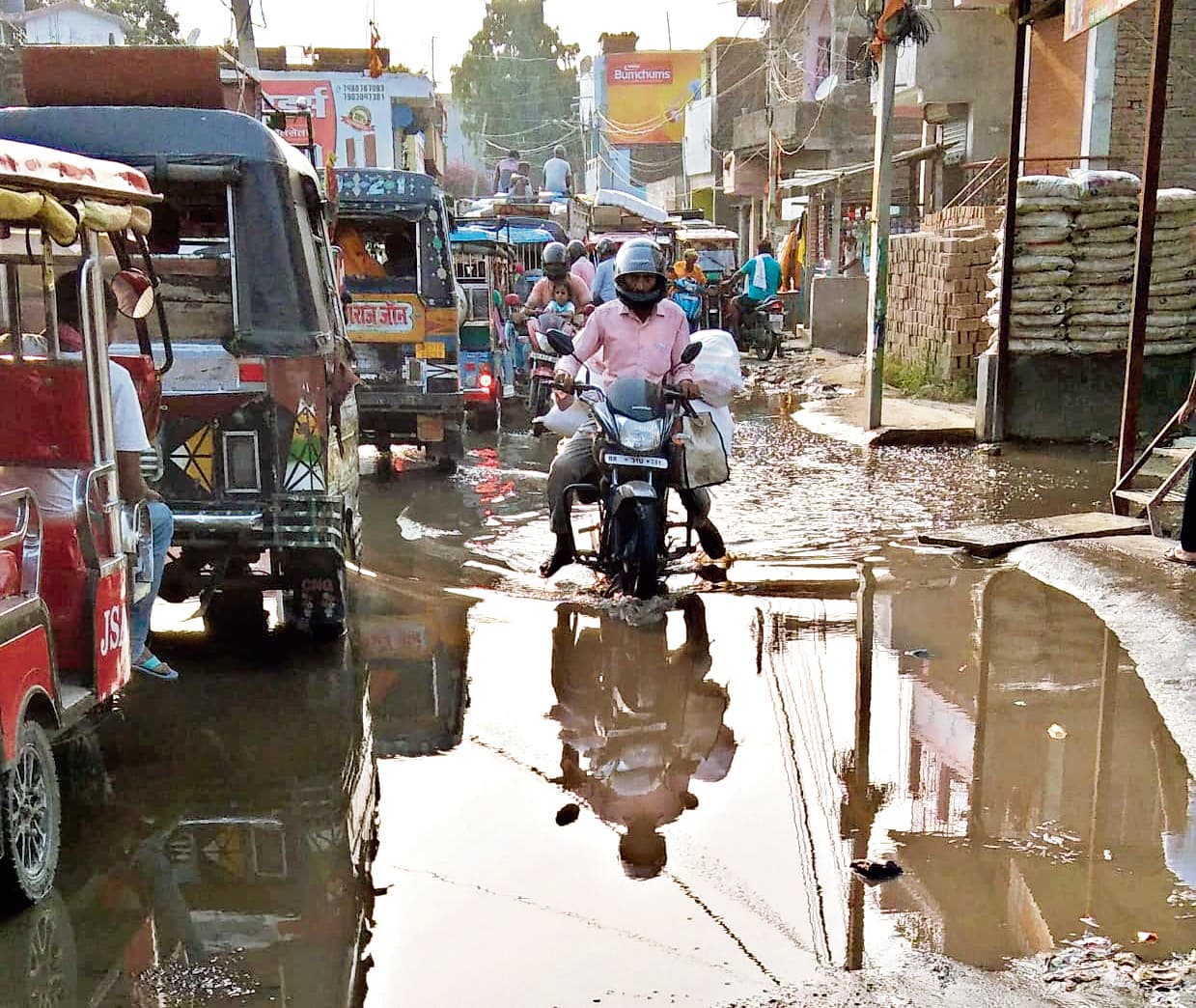 शहर में सड़कों पर बह रहा नाले का पानी