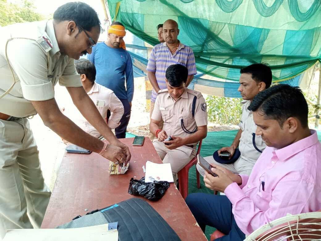 चेकिंग के दौरान कार से 2.20 लाख नकदी बरामद