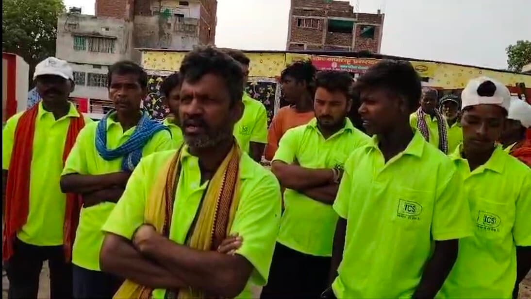 नगर पर्षद के सफाइकर्मी मानदेय नहीं मिलने के कारण गये हड़ताल पर