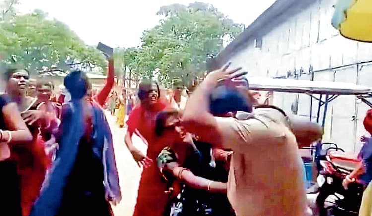 बर्दवान रेलवे स्टेशन में आरपीएफ जवानों की सरेआम किन्नरों ने की पिटाई