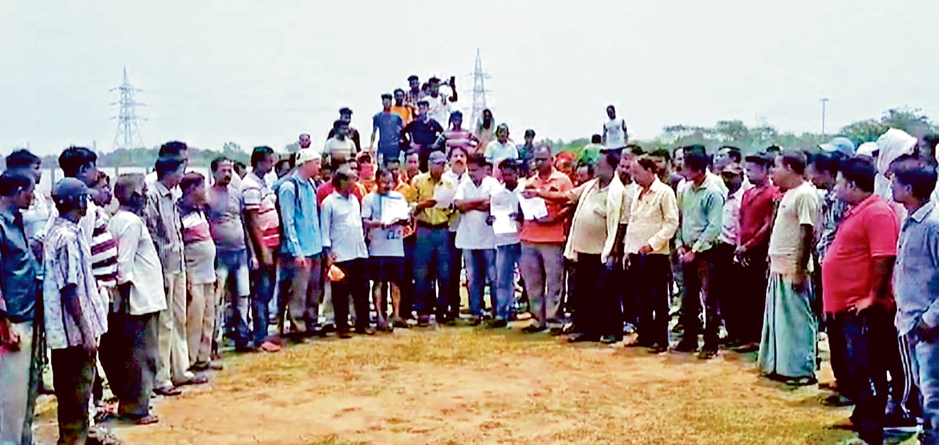 नाकड़ासोता मैदान पर डंप किये गये दर्जनों ट्रक राख