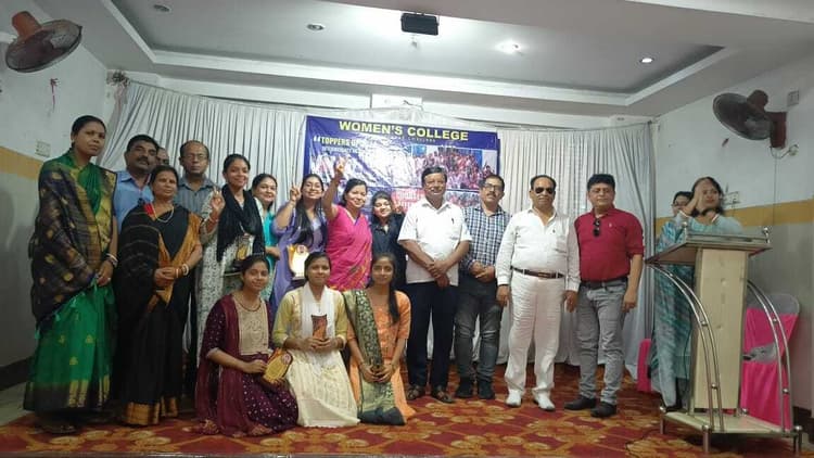 कॉलेज प्रबंधन ने टॉपर छात्राओं को किया सम्मानित