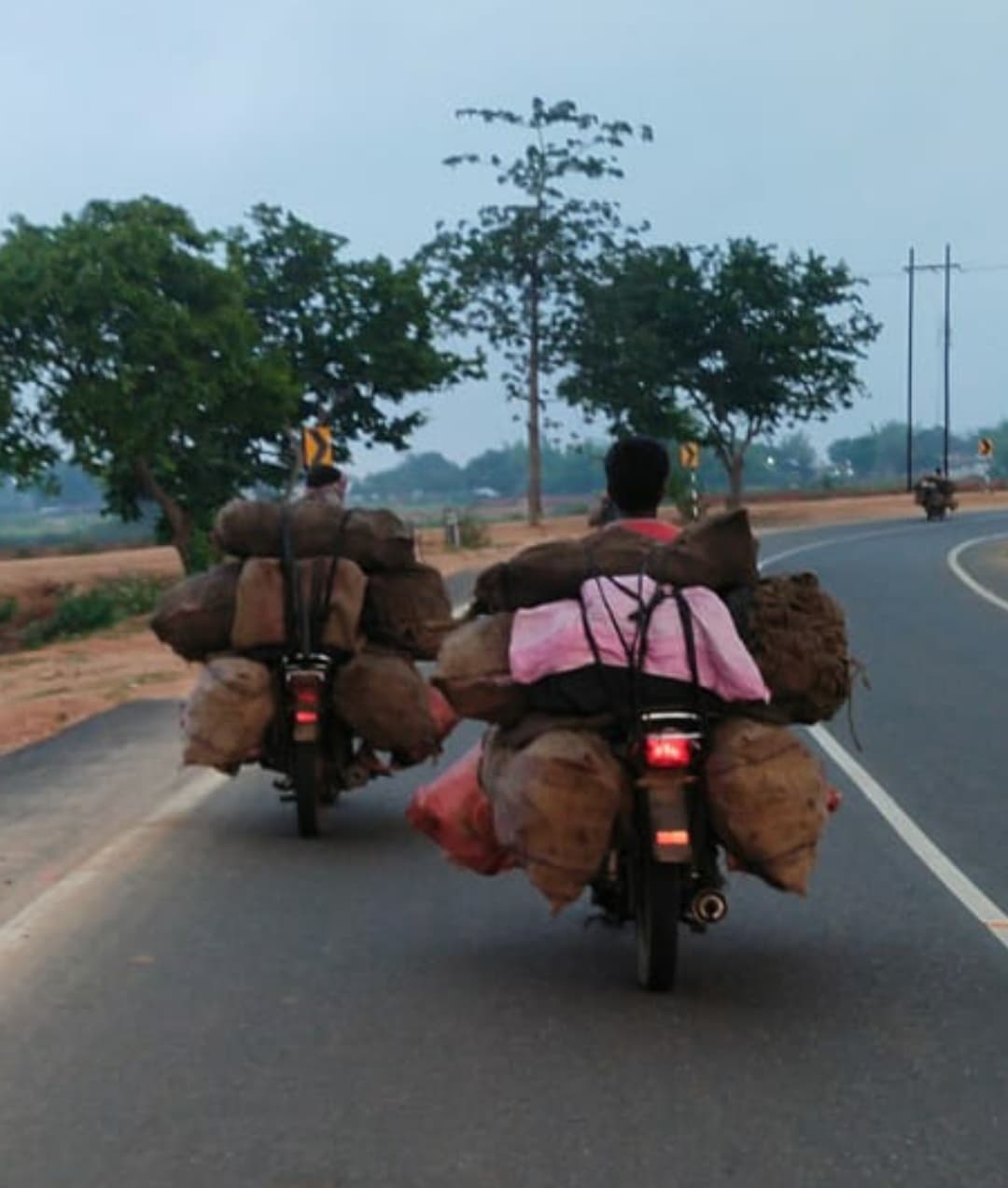 अवैध कोयला ढोने वाली बाइकों से पुलिस के नाम पर हो रही वसूली