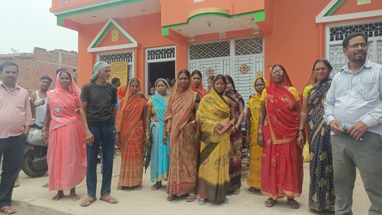 डीलर की मनमानी से कार्डधारियों ने राशन लेने से किया इंकार