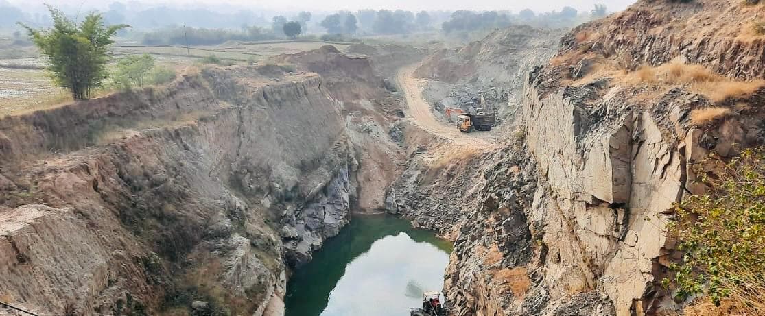 अवैध उत्खनन कर क्रशरों में धड़ल्ले से खपाया जा रहा काला पत्थर