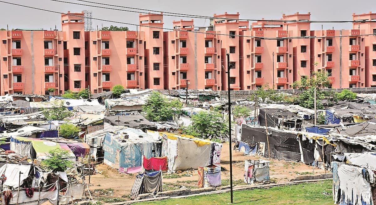 दो साल में मिलना था फ्लैट, 12 साल के बाद भी झोपड़ी में ही रात गुजार रहे हैं लोग