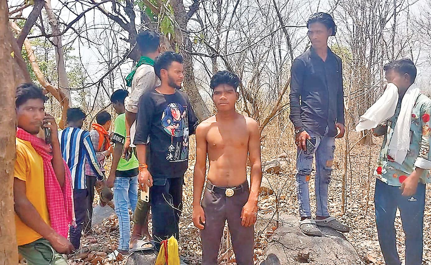 चतरा में ऑनर किलिंग : प्रेम प्रसंग से नाराज भाइयों ने बहन को टांगी से काट डाला, फरार