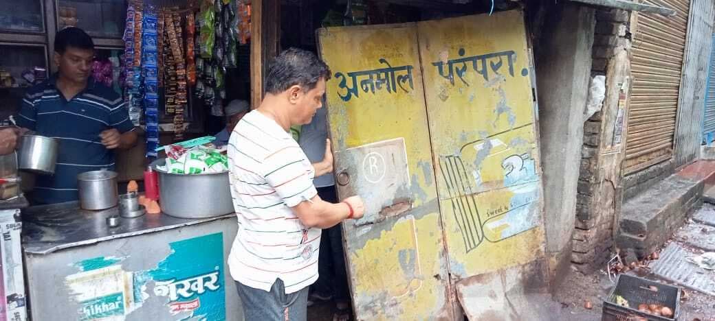 चाय दुकान का तोड़ा दरवाजा, काउंटर से उड़ा ले गए 13 हजार रुपये