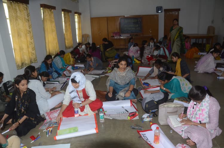 कैंपस : पटना वीमेंस कॉलेज में शिक्षण सहायक सामग्री के महत्व और इसे बनाने को  लेकर छात्राओं को मिली जानकारी