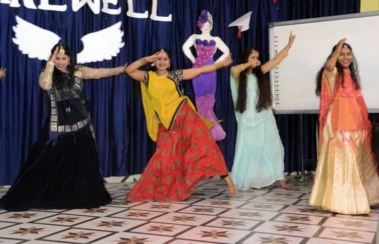 कैंपस : वीमेंस ट्रेनिंग कॉलेज में 2022-24 बैच की छात्राओं को दी गयी विदाई