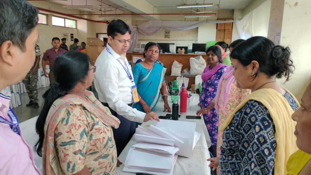 रांची के विभिन्न मतदान केंद्र पर कल रवाना हाेगी पोलिंग पार्टी, जिला निर्वाची अधिकारी ने लिया जायजा