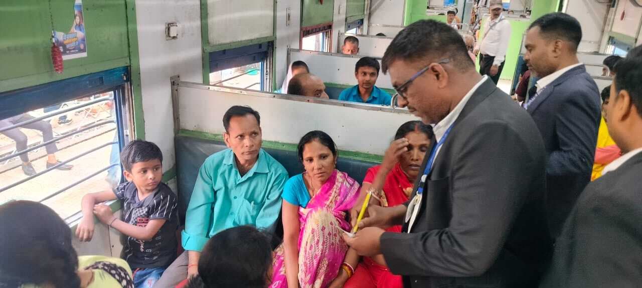 अलग-अलग रेलवे एक्ट में पकड़े गये 1850 लोग, वसूले गये जुर्माने