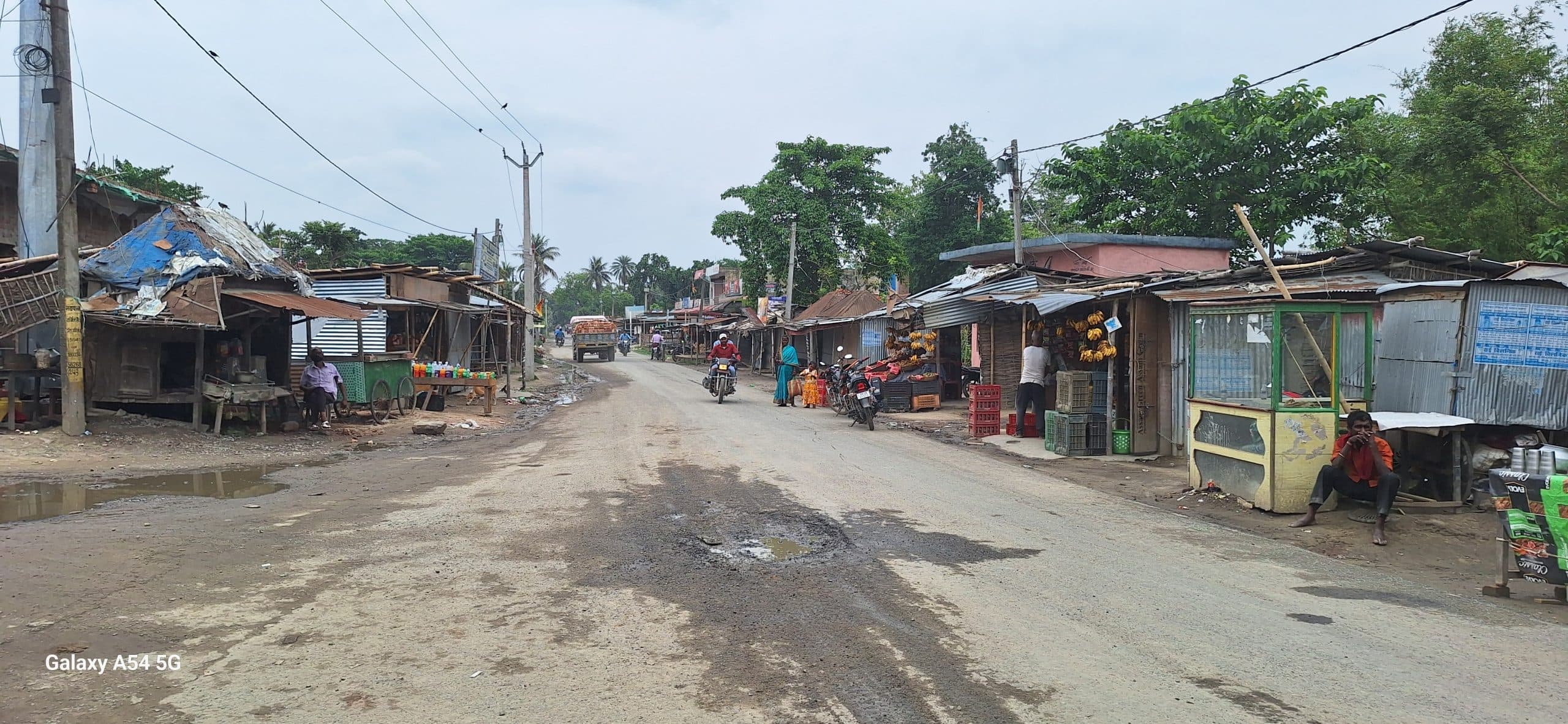 ताराबाड़ी चौक पर खुलने लगीं दुकानें