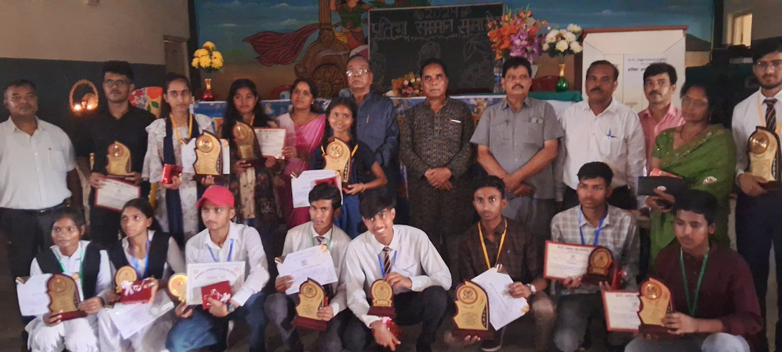 आरटीसी उच्च विद्यालय में टॉपर विद्यार्थी हुए सम्मानित