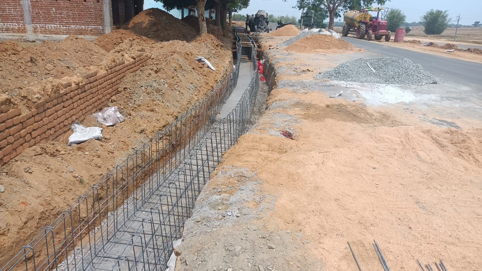 ग्रामीणों ने सड़क व ड्रेन निर्माण में लगाया अनियमितता बरतने का आरोप