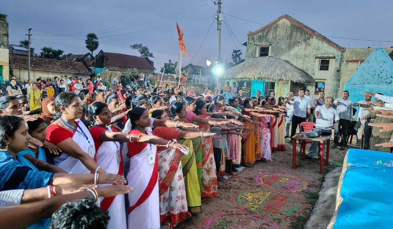 संध्या चौपाल में लोगों को मतदान के लिए दिलायी गयी शपथ