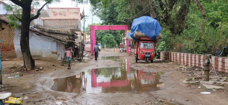 बस स्टैंड से हॉस्पिटल व नीचेटोली तक सड़क जर्जर