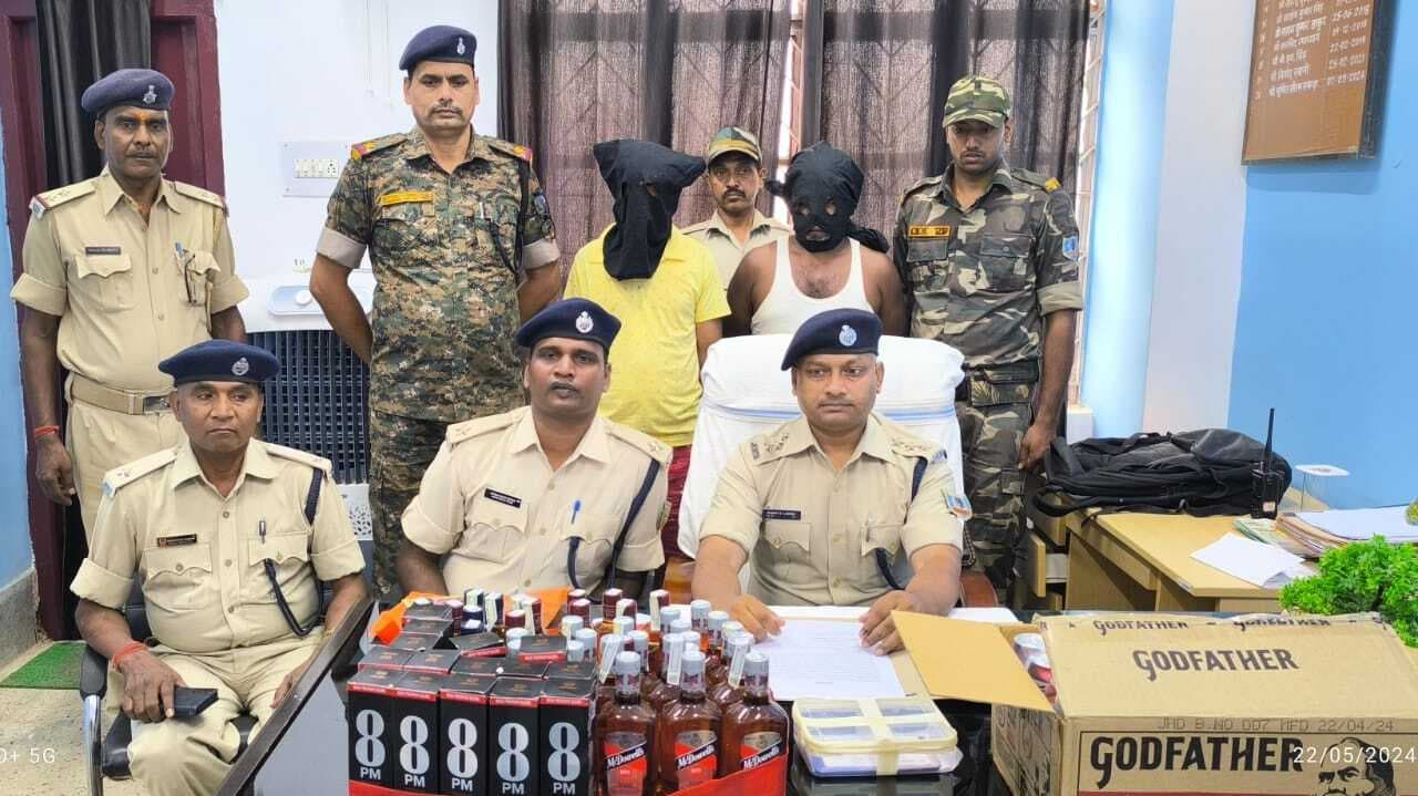 सरकारी शौचालय से विदेशी शराब की 52 बोतलें पुलिस ने की जब्त, एक आरोपी गिरफ्तार