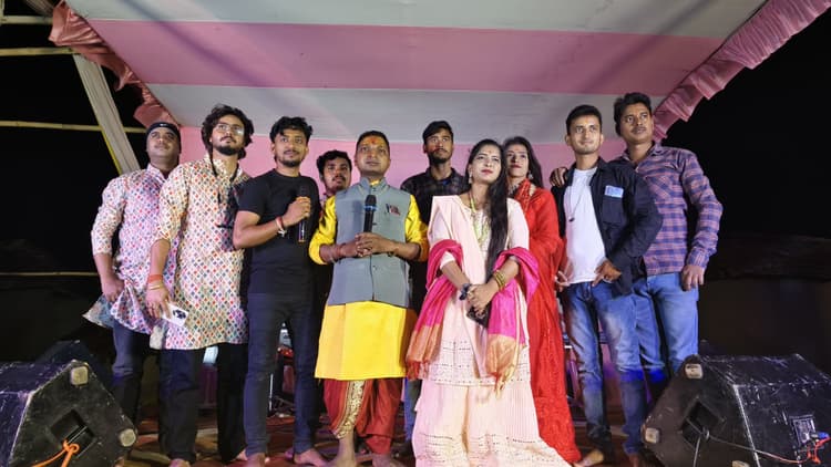 मां काली मंदिर में प्राण-प्रतिष्ठा को लेकर जागरण कार्यक्रम, भजनों पर झूमे लोग