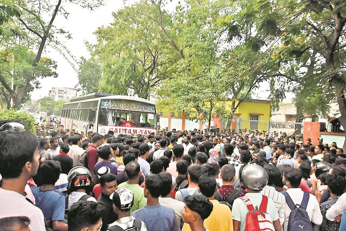 हरमू बाइपास रोड में  स्कूटी चालक को बस ने कुचला, तीन घंटे हंगामा