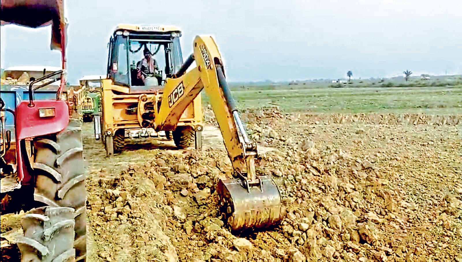 खेतिहर जमीन से काट ले रहे मिट्टी आरोपों के घेरे में ईंटभट्ठा मालिक