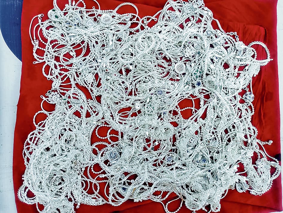 दो किलो चांदी के गहने के साथ तस्कर हुआ गिरफ्तार