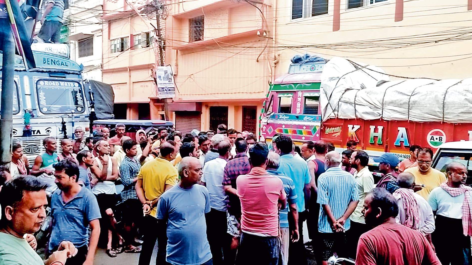 हटाये गये चार मोटिया को नहीं लिया काम पर, दिया जायेगा   "500-500 का हर्जाना