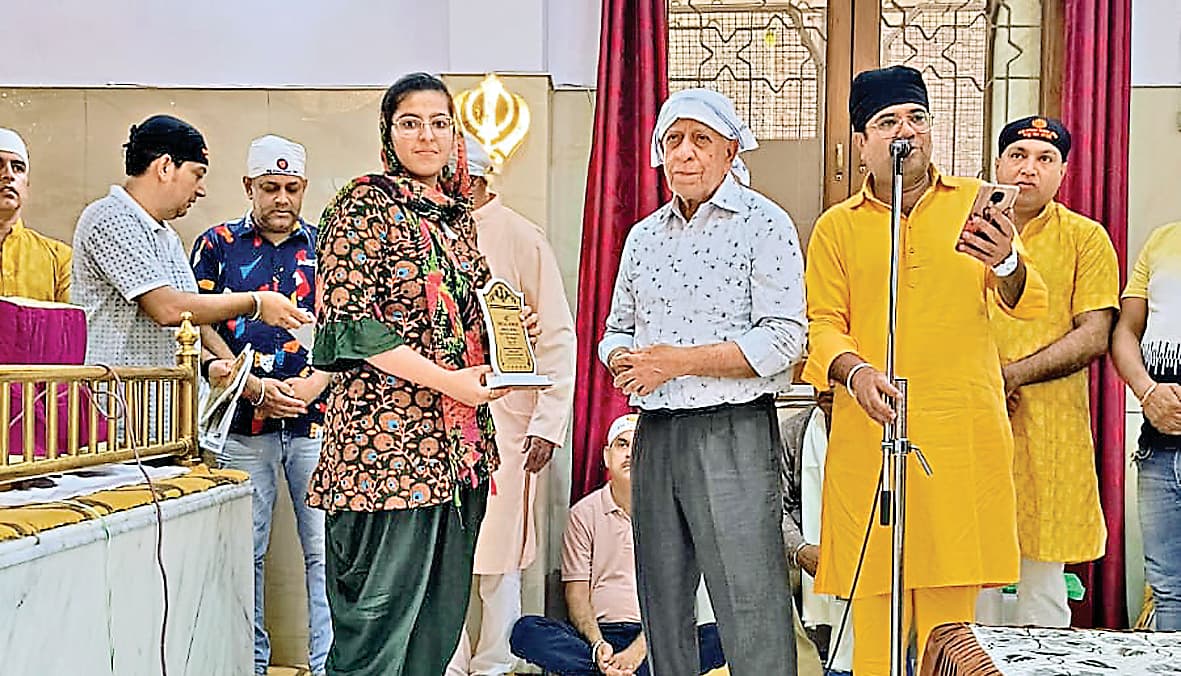 गुरुनानक सेवक जत्था ने मेधावी विद्यार्थियों को सम्मानित किया