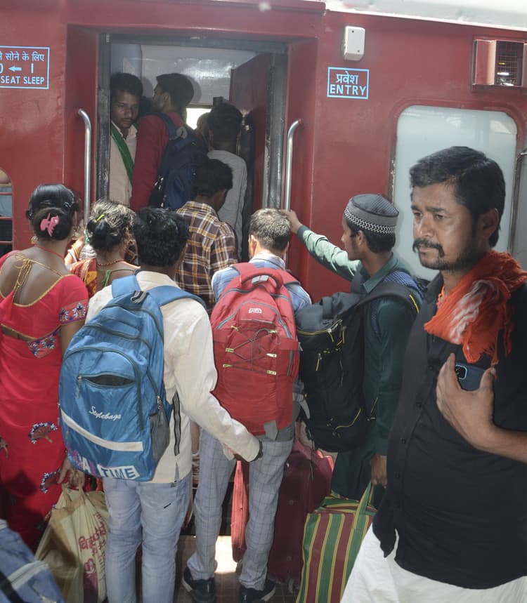 Patna : जनरल कोच में भेड़-बकरी की तरह जा रहे हैं लोग, पांच गुना कट रहे टिकट