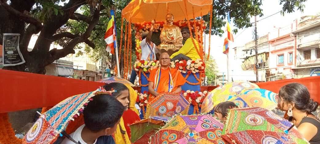 बुद्ध पूर्णिमा पर निकली शोभायात्रा, बुद्धम शरणं गच्छामि से गुंजायमान रहा शहर