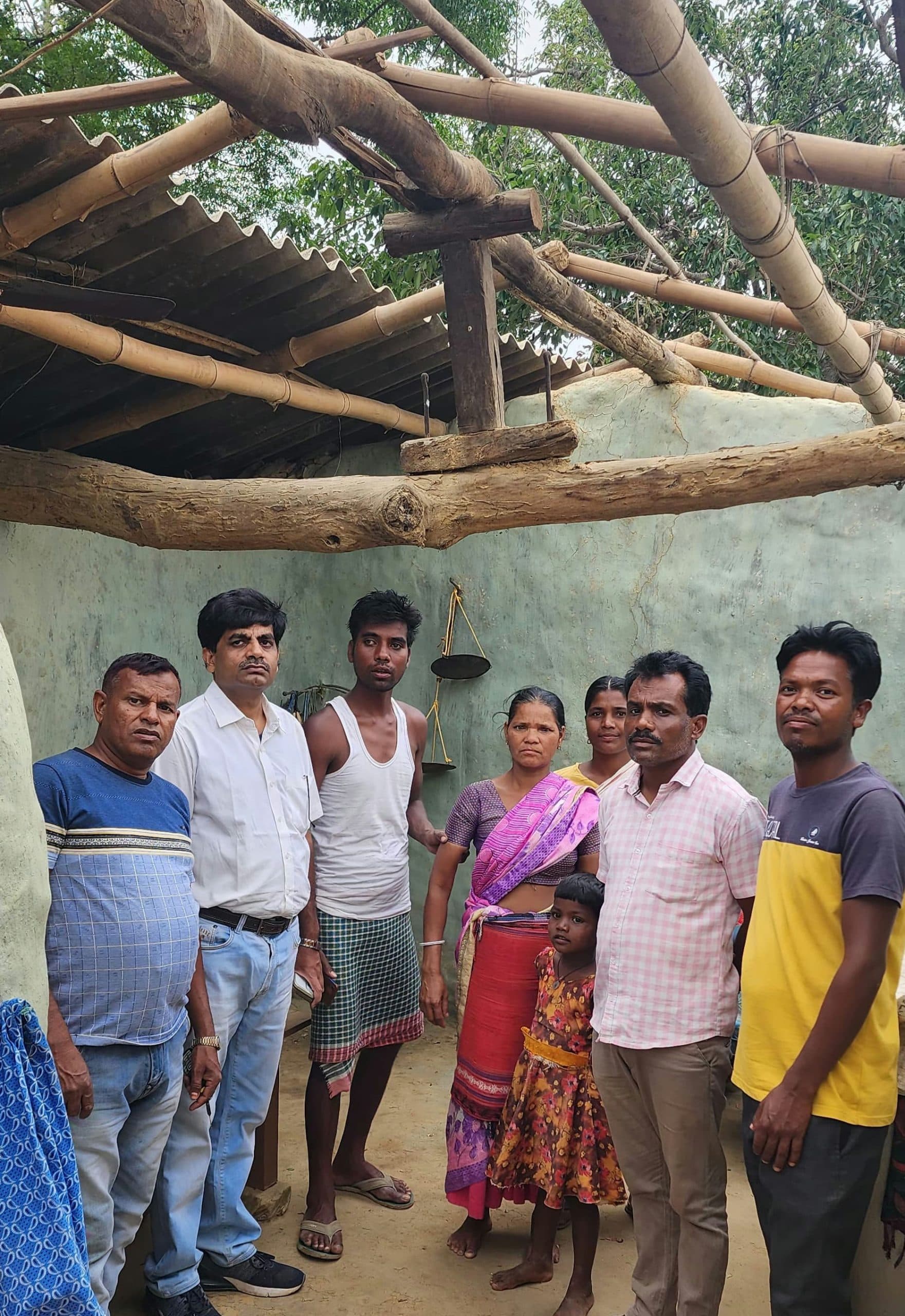 मांडर में आंधी-तूफान से कई घरों के उड़े छप्पर