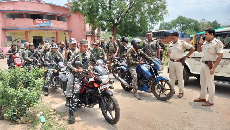 सिल्ली में सुरक्षा बलों ने किया फ्लैग मार्च