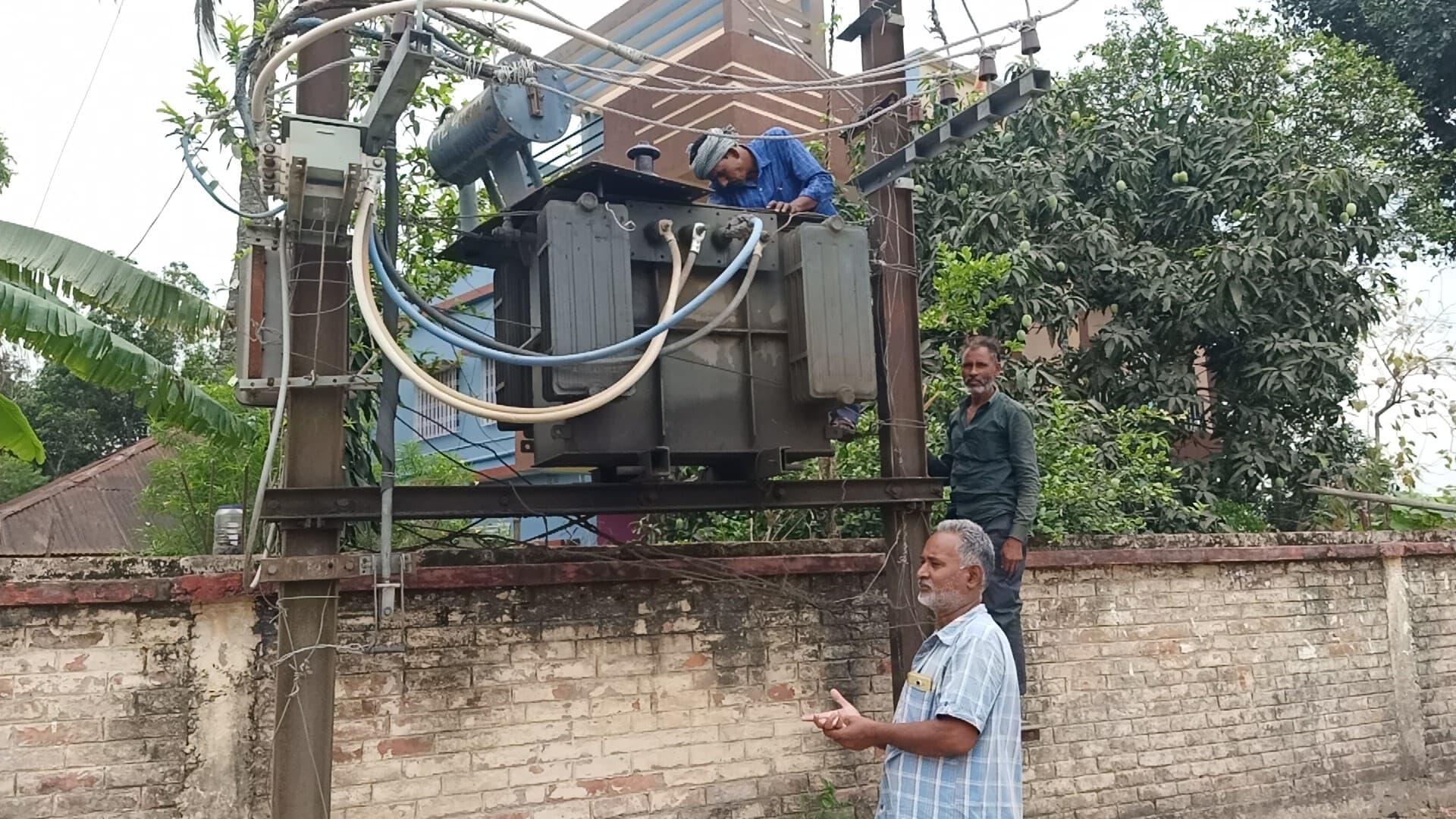 ट्रांसफार्मरों की खराबी से परेशान हैं लोग