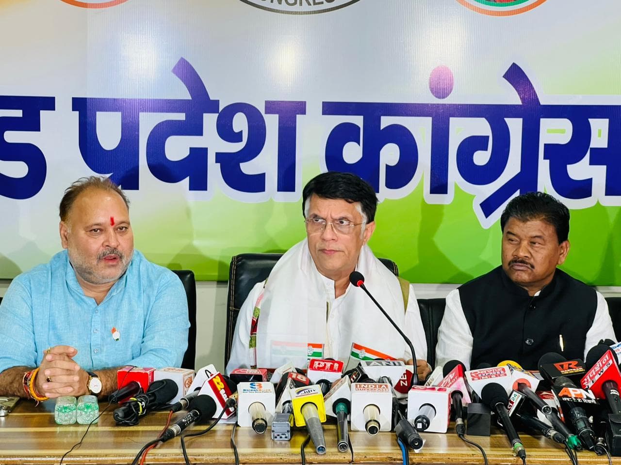 भाजपा जीती तो फिर नहीं होगा चुनाव, बदल दिया जायेगा संविधान : पवन खेड़ा