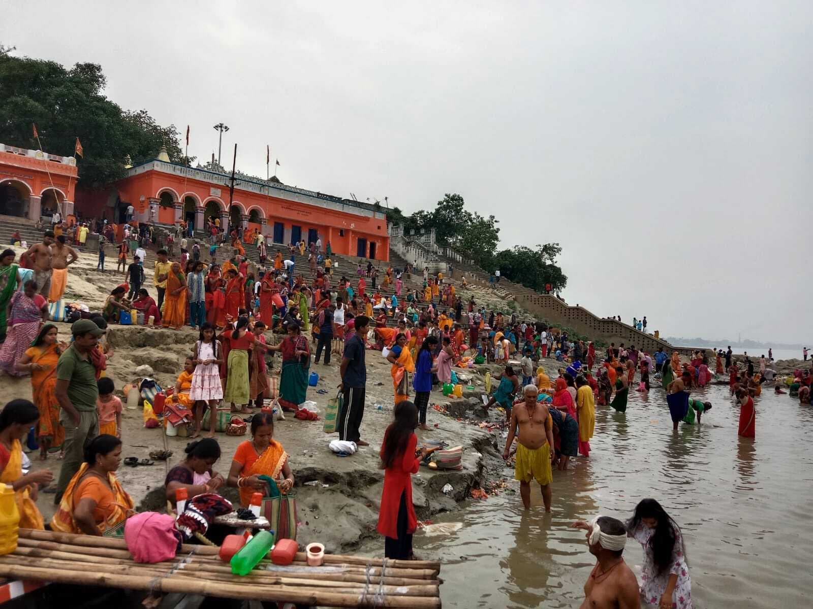 बुद्ध पूर्णिमा पर गंगा स्नान को घाटों पर उमड़ी श्रद्धालुओं की भीड़