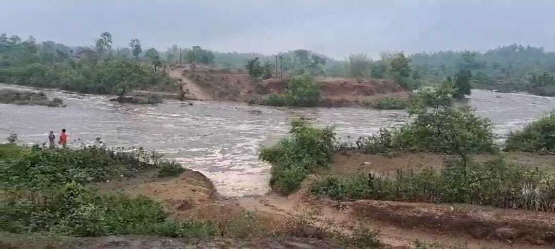 डोमचांच में बेमौसम बारिश, बढ़ा नदी का जलस्तर