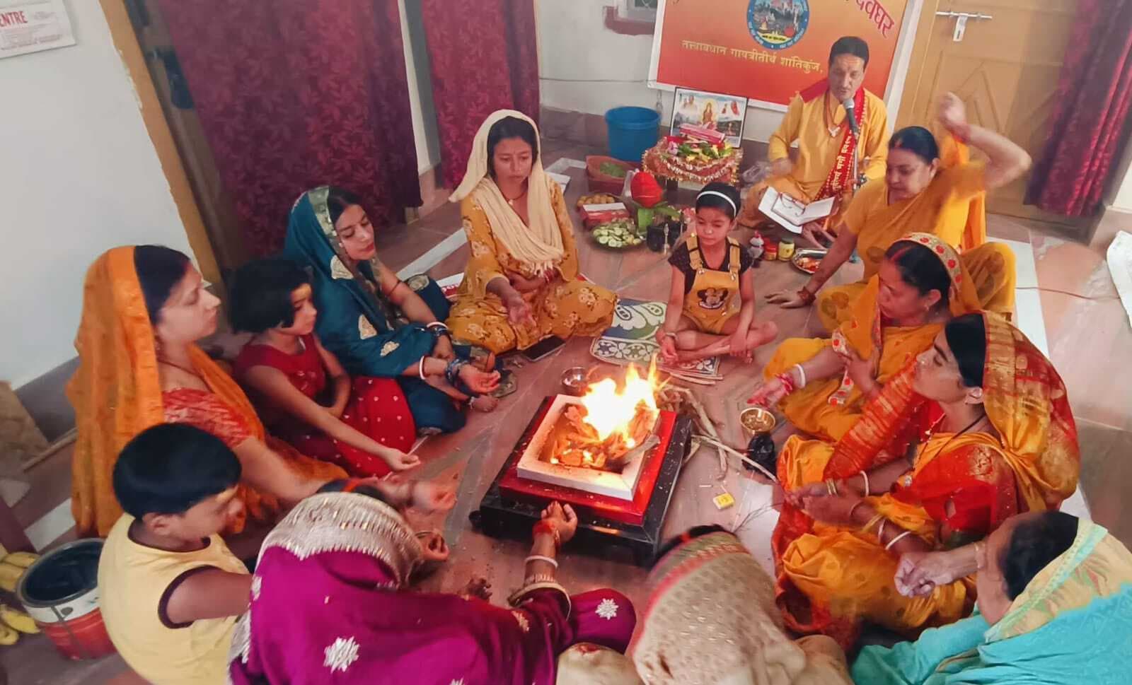 बुद्ध पूर्णिमा पर गायत्री परिवार के सदस्यों ने घर-घर किया यज्ञ