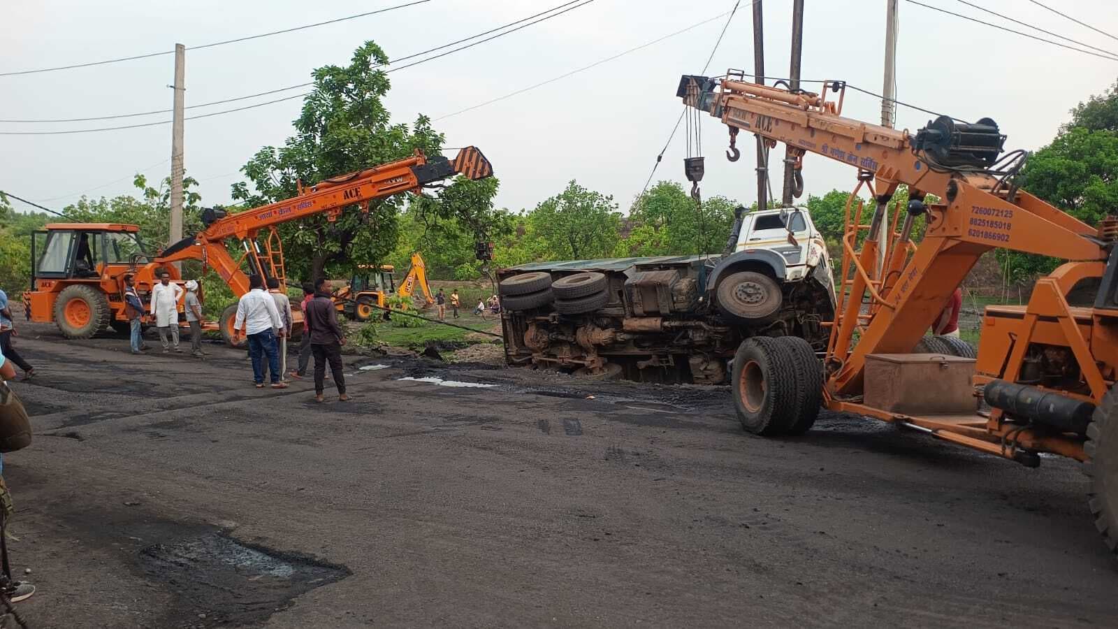 हाइवा ने बिजली पोल में टक्कर मारा, दिनभर गुल रही बिजली