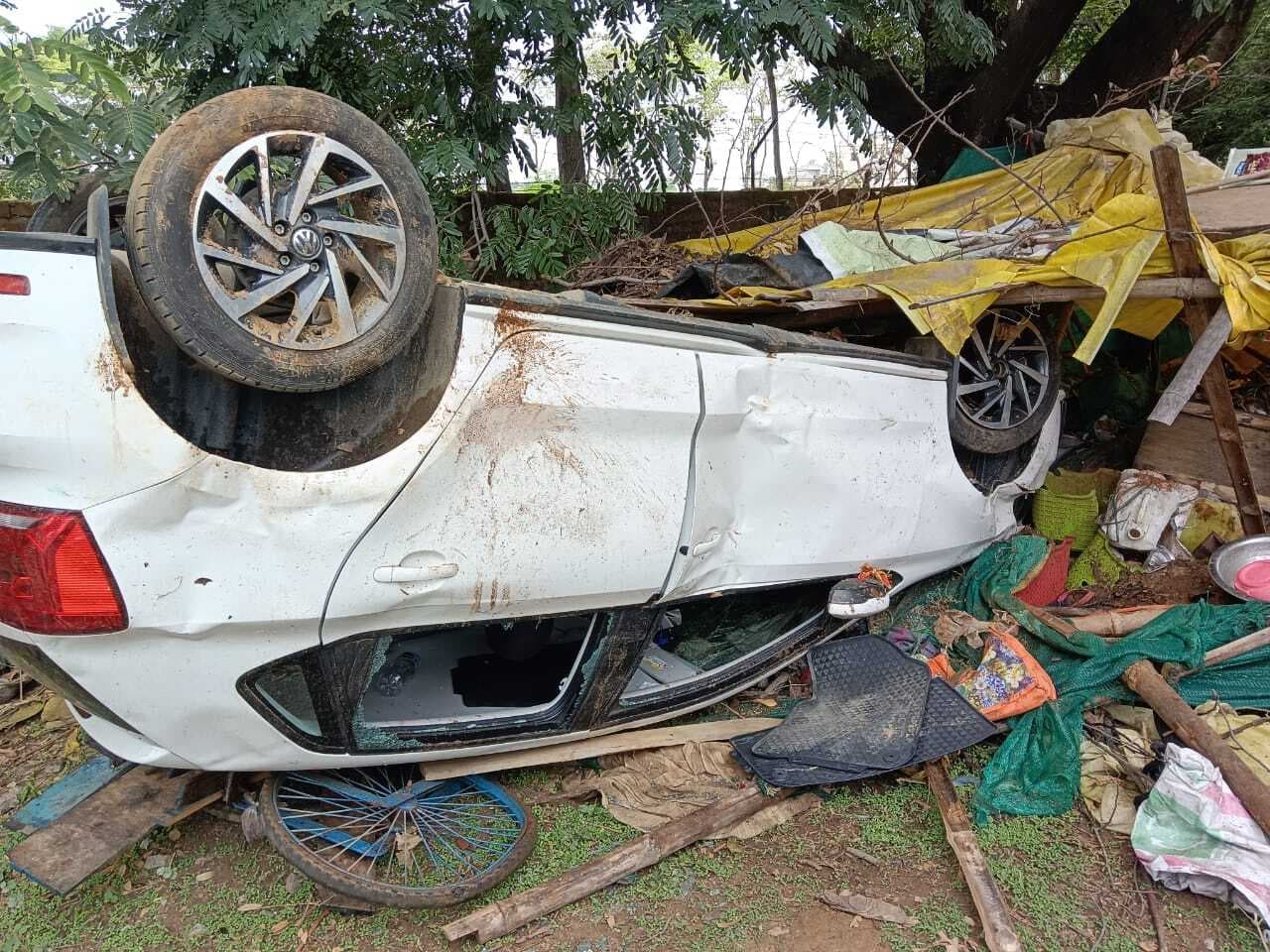 तेज रफ्तार कार पलटने के बाद झोंपड़ी में घुसी