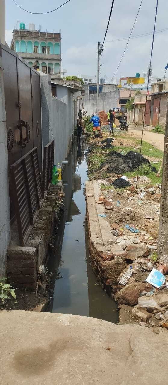 नाले से निकाले गये कचरे का नहीं होता उठाव, समय और पैसों की बर्बादी