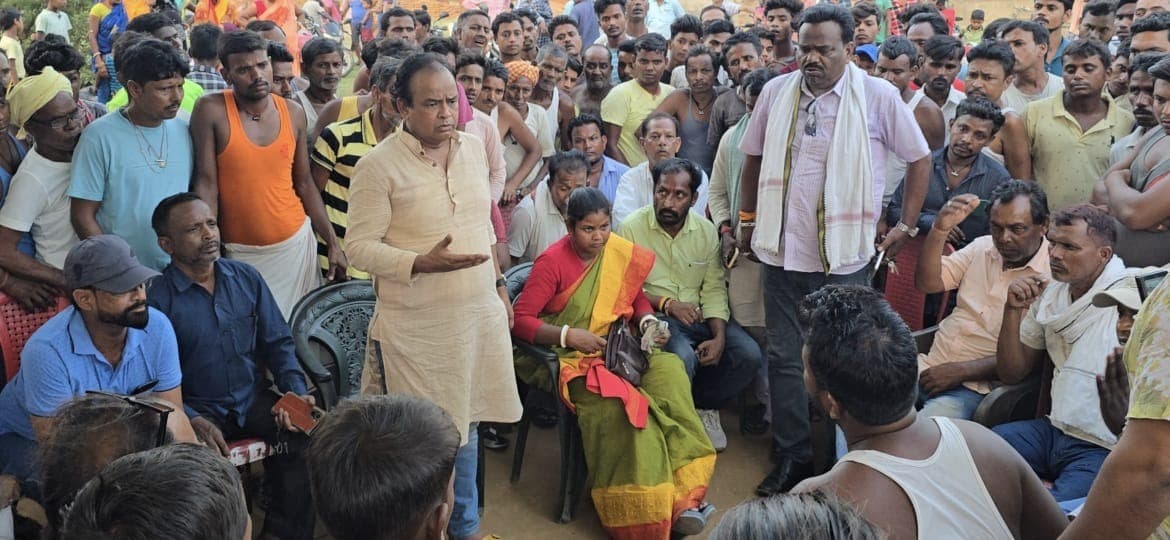 गोकुला गांव में डीजे अनलोड कर लौट रहे पिकअप पलटा, किशोर की मौत