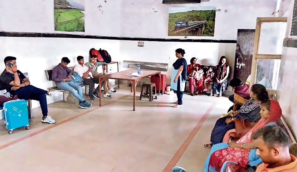 उच्च श्रेणी महिला प्रतीक्षालय बंद होने से रेलयात्री परेशान