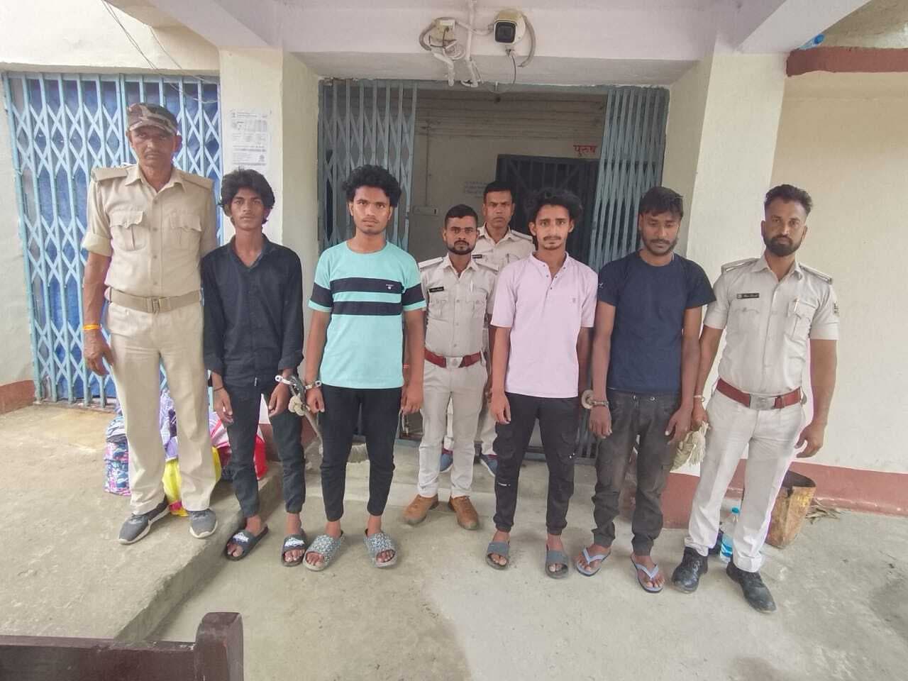 चोरी की बाइक के साथ चार अपराधी गिरफ्तार