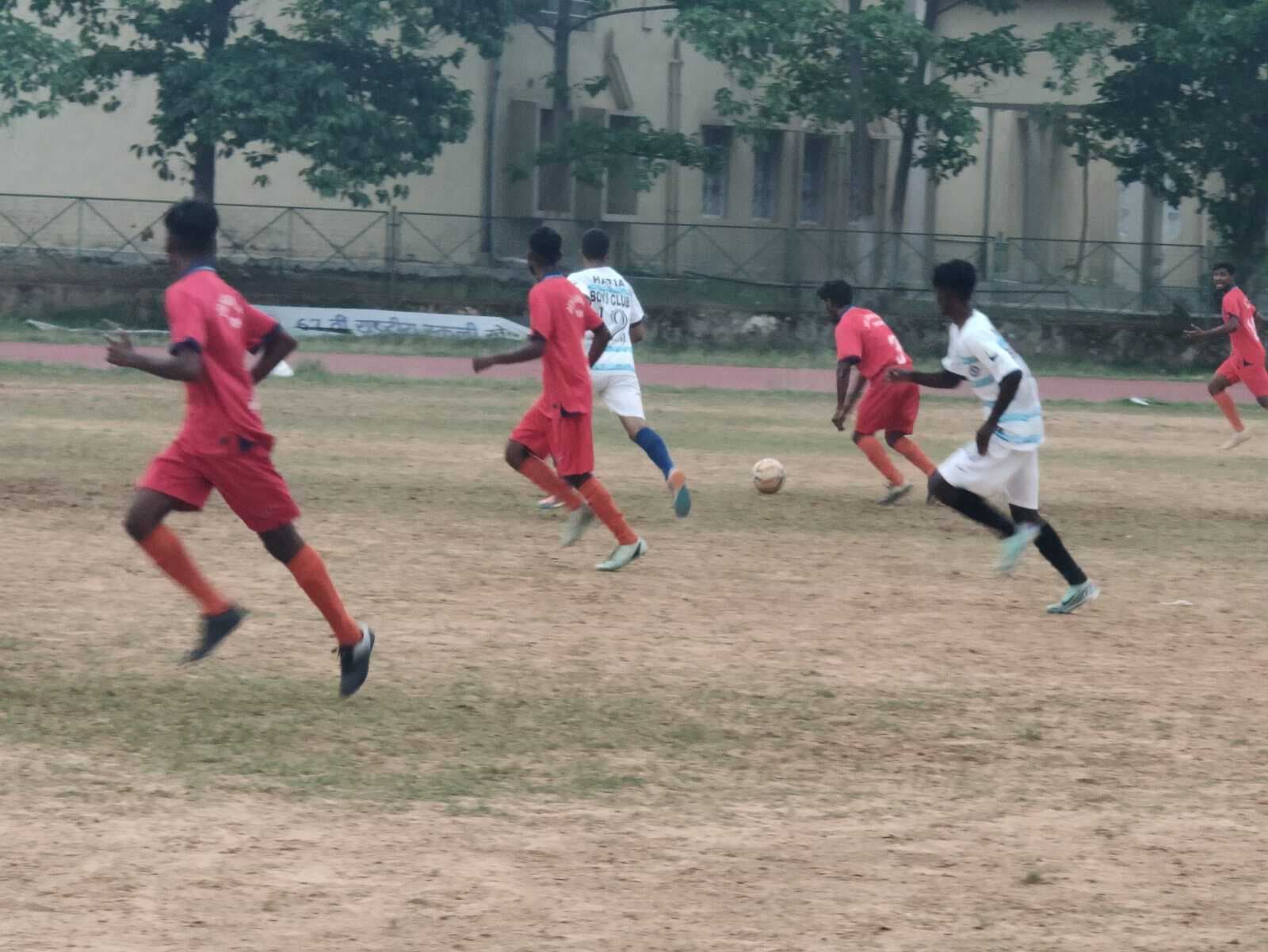 सीनियर डिवीजन फुटबॉल: मोरहाबादी एक्सप्रेस, जय जवान, बांधगाड़ी व कव्वाली जीते